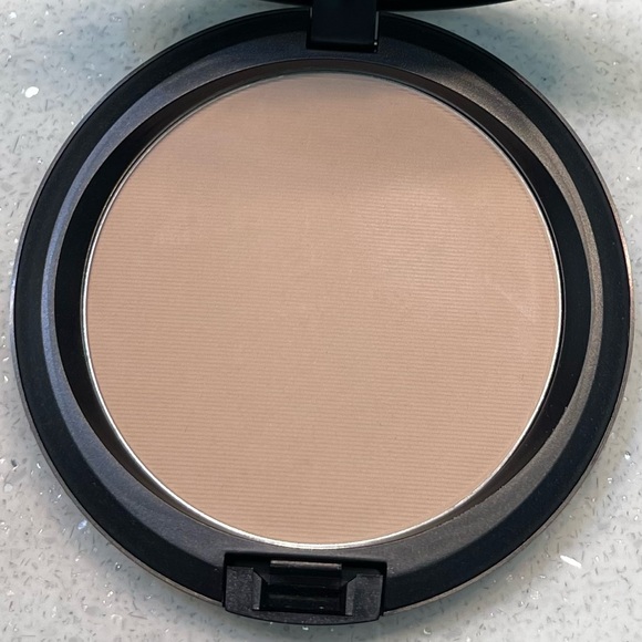 MAC ~ ‘MEDIUM’ Blot Powder Compact with Mirror ~ Full Size 12 g ~ NIB - Picture 6 of 16